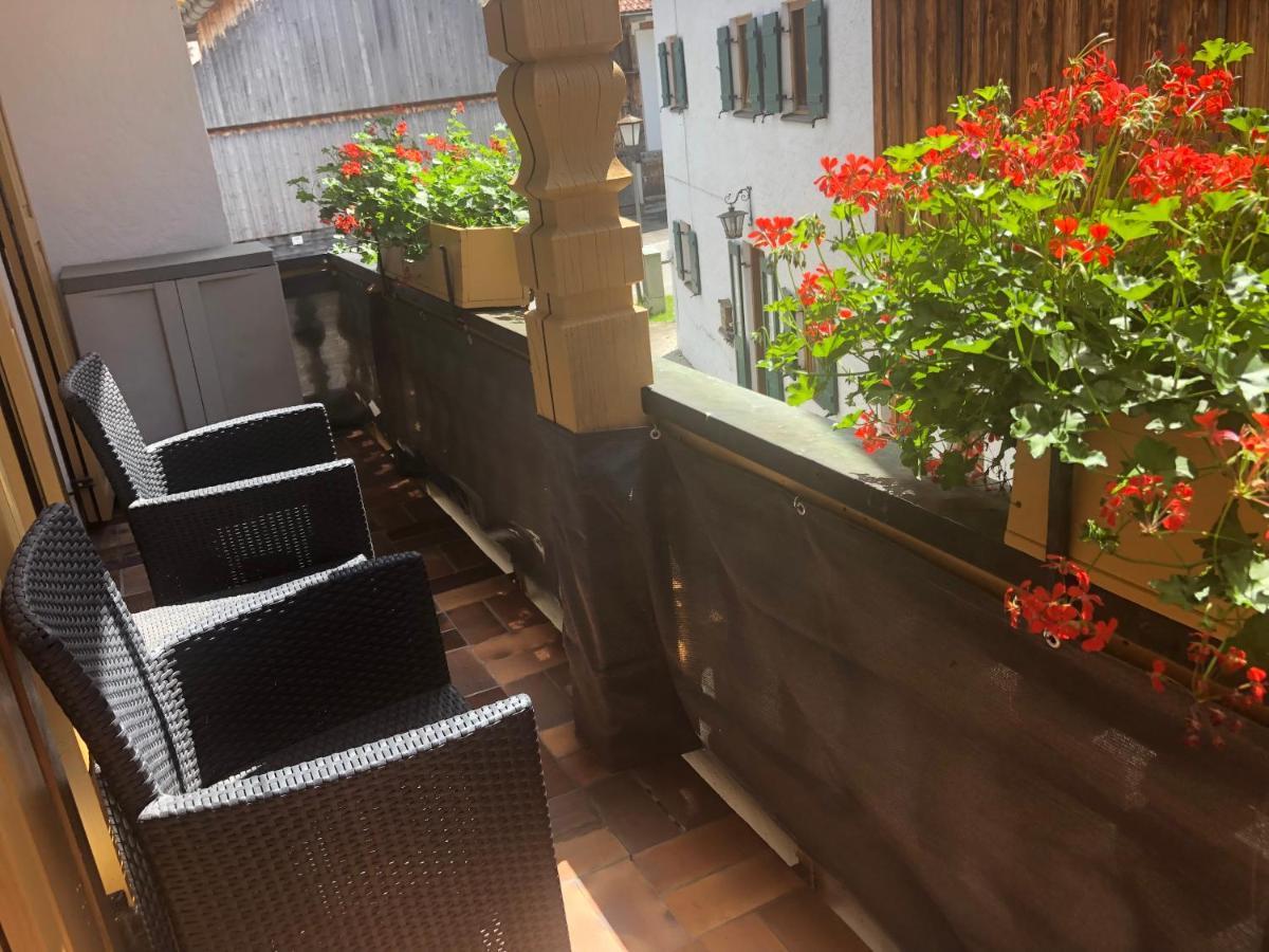 Gaestehaus U Ferienwohnungen Veronika Incl Fruehstuecksbuffet Und Koenigscard Mit 200 Kostenlosen Attraktionen Unterammergau Exteriör bild