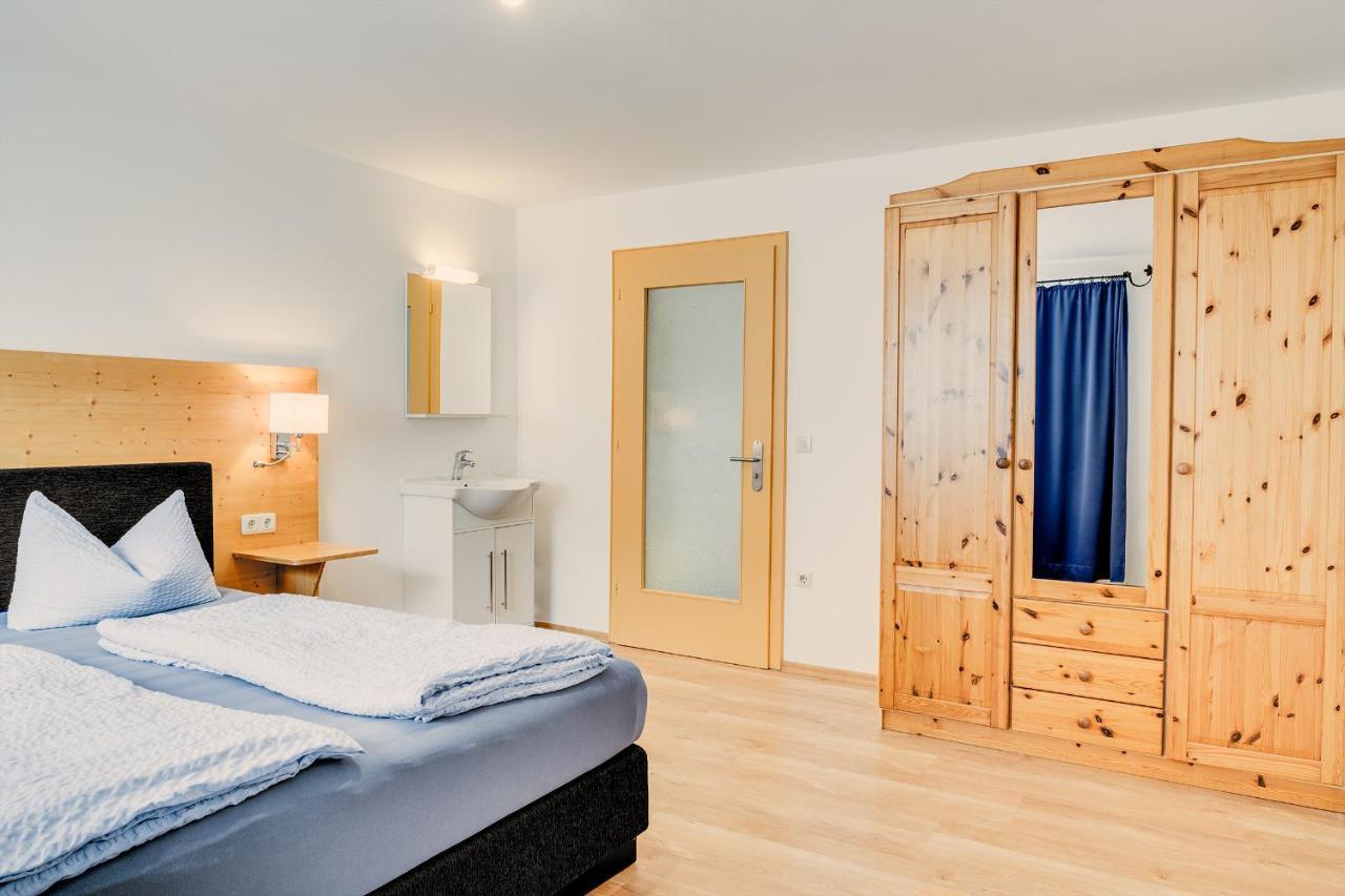 Gaestehaus U Ferienwohnungen Veronika Incl Fruehstuecksbuffet Und Koenigscard Mit 200 Kostenlosen Attraktionen Unterammergau Exteriör bild