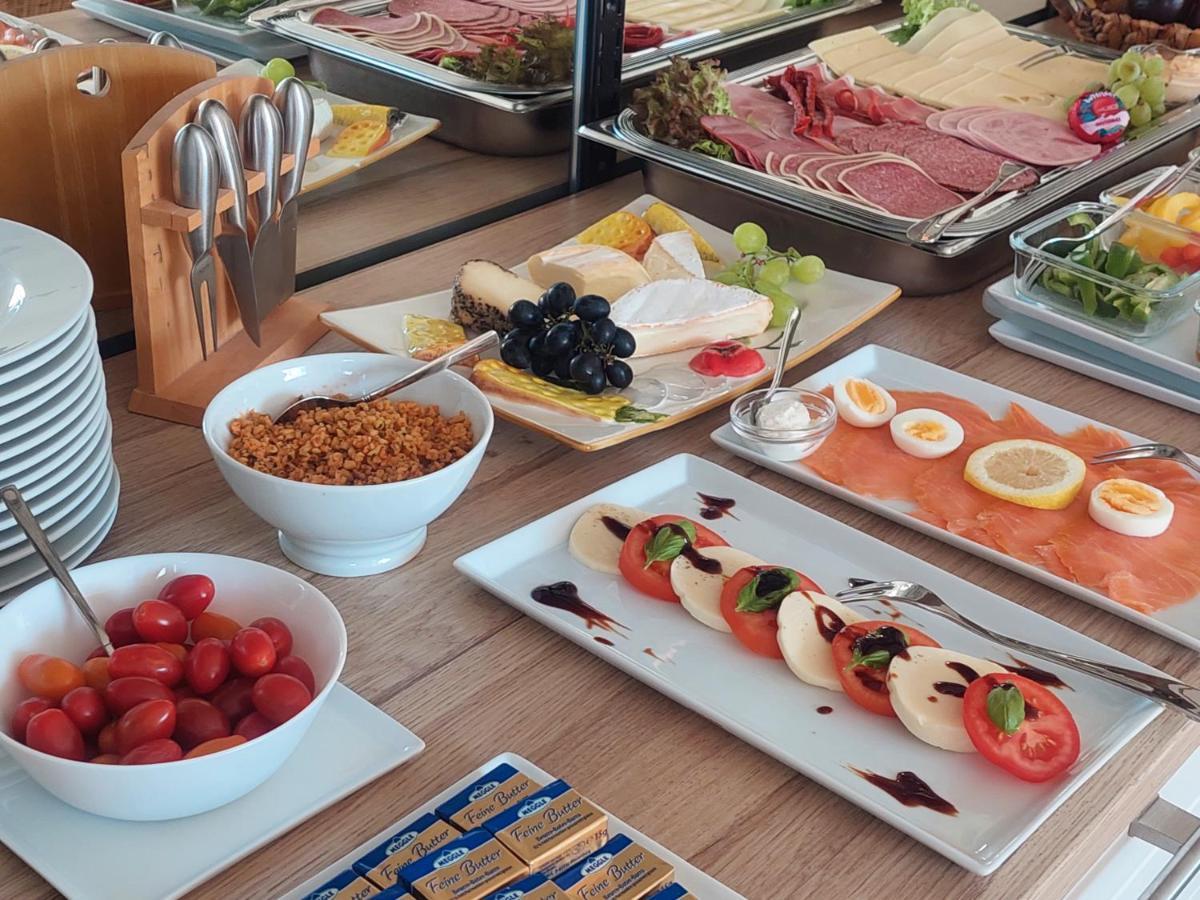 Gaestehaus U Ferienwohnungen Veronika Incl Fruehstuecksbuffet Und Koenigscard Mit 200 Kostenlosen Attraktionen Unterammergau Exteriör bild