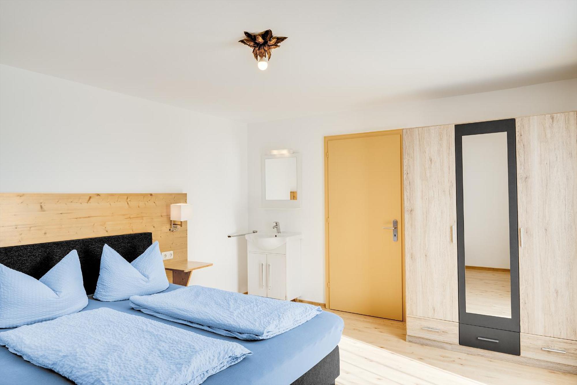 Gaestehaus U Ferienwohnungen Veronika Incl Fruehstuecksbuffet Und Koenigscard Mit 200 Kostenlosen Attraktionen Unterammergau Exteriör bild