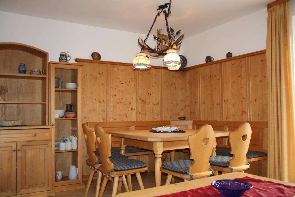 Gaestehaus U Ferienwohnungen Veronika Incl Fruehstuecksbuffet Und Koenigscard Mit 200 Kostenlosen Attraktionen Unterammergau Rum bild