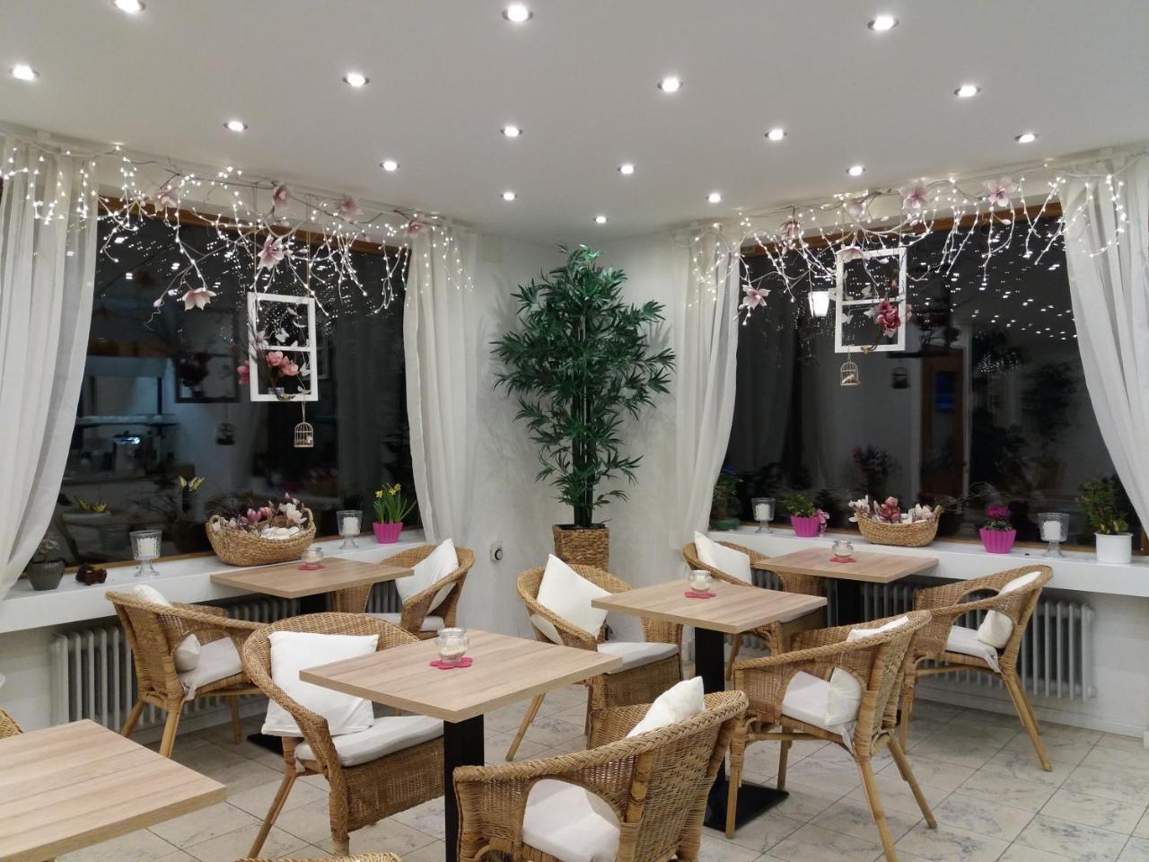 Gaestehaus U Ferienwohnungen Veronika Incl Fruehstuecksbuffet Und Koenigscard Mit 200 Kostenlosen Attraktionen Unterammergau Exteriör bild